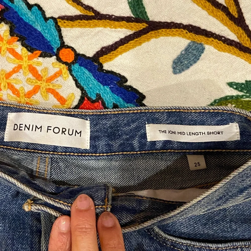 Joni Mid-Length Short | Denim Forum by Aritzia | Size 25 - Picture 2 of 2